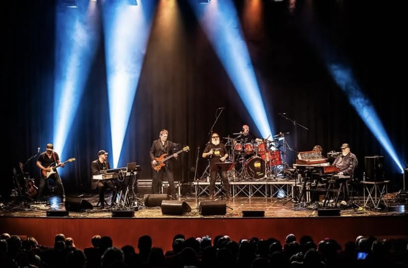 Potrebbe essere un'immagine raffigurante 6 persone, violino, illuminazione e sassofono